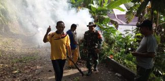 Babinsa Kampung Hilir Gandeng Warga Gotong Royong Bersihkan Jalan Menuju Makam