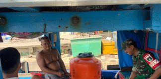 Babinsa Kampung Melayu Tekankan Keamanan dan Keselamatan Kerja Kepada Nelayan