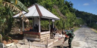Babinsa Batu Lepuk Bantu Rehab Pos Kamling, Tekankan Pentingnya Keamanan Lingkungan