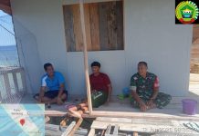 Babinsa Koramil 06/Senayang Bantu Warga Perbaiki Tiang Rumah, Antisipasi Cuaca Ekstrim