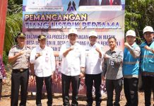 Perangi Kegelapan, Bupati Barito Utara Resmikan Pemancangan Tiang Listrik di Empat Desa Teweh Timur