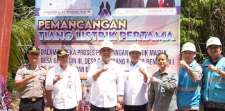 Perangi Kegelapan, Bupati Barito Utara Resmikan Pemancangan Tiang Listrik di Empat Desa Teweh Timur
