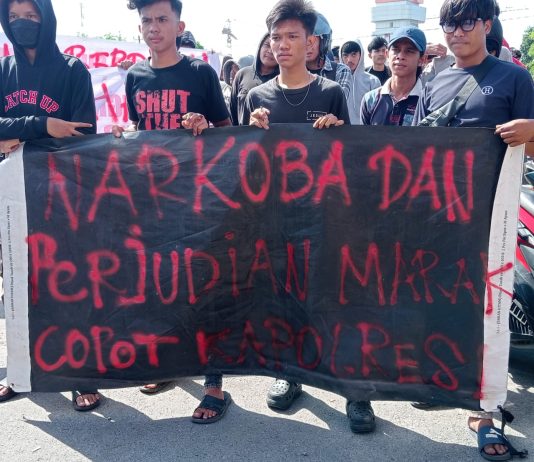 Warga Gelar Aksi Unjuk Rasa di Depan Mapolres, Desak Pencopotan Kapolres dan Penertiban Penyakit Masyarakat